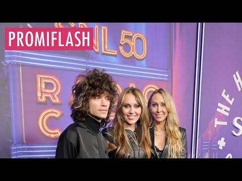 Video Thumbnail: Miley Cyrus glänzt mit Maxx und Mama Tish auf Red Carpet