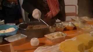 preview picture of video 'Sagra della Polenta 53° edizione - Pettorano sul Gizio 04-01-2015 - Preparazione polente.'