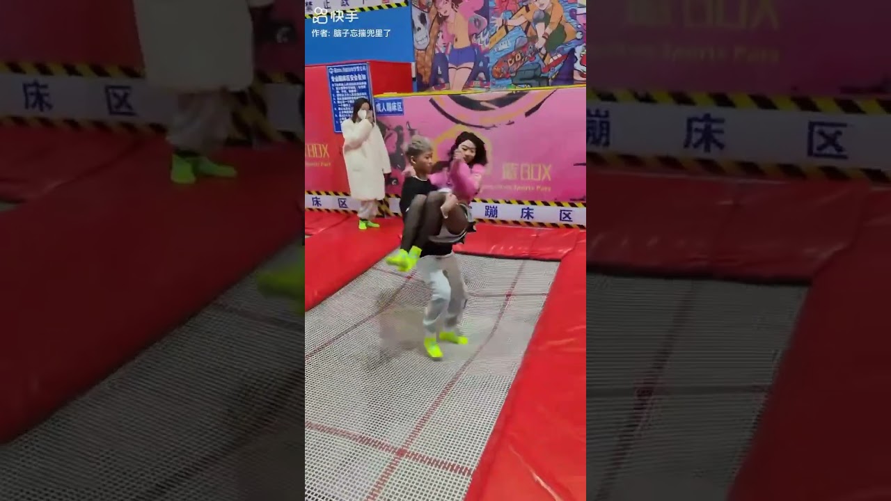 見えちゃう🤣えちえちトランポリン