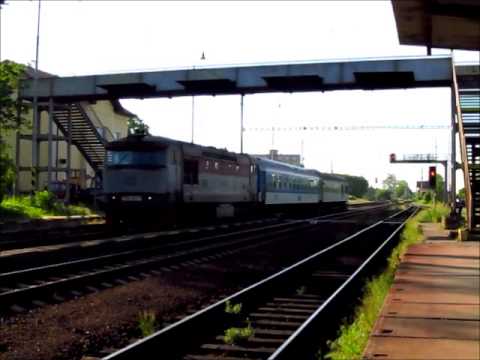 Zliv, odjezd R 1243 s lok. 749.253 z nádraží se zbytečným, nepoužívaným nadchodem (21. 5. 2014)