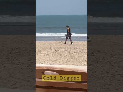 Gold Digger on the beach 🏖️