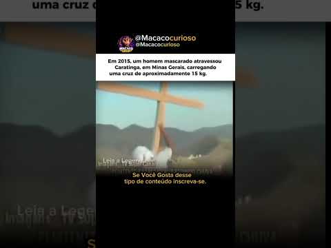 Um HOMEM mascarado atravessou Caratinga,em Minas Gerais,carregando uma cruz de aproximadamente 15 kg