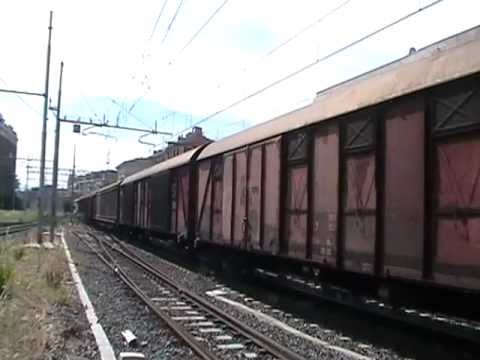 E655.167 con carri postali in partenza da Roma Ostiense dopo il segnale chiuso...