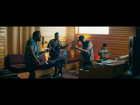 Entrelíneas - Despiértame Al Llegar (Video Oficial)