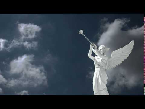 Angel tocando la trompeta en el cielo