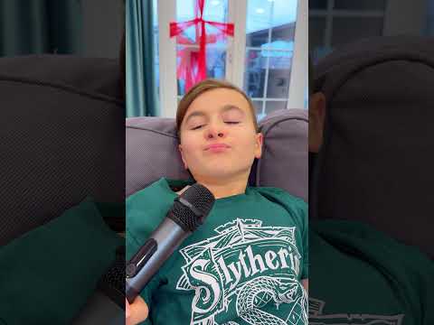 Cand cineva canta mai bine ca tine #shorts