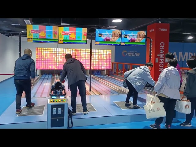 Vídeo relacionado con Bowling Alley - Juego de arcade con marcador LED, reinicio automático, sonido de simulación, divertido juego deportivo de interior para niños y adultos