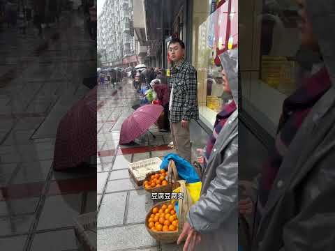 豆腐&ldquo;西施&rdquo;每天凌晨2点多就起来磨豆腐，今天更是挑两担来，又遇大雨，好在大家的帮助，让她都卖完，回去了#记录真实生活 #农村生活 @船娘芳姐生活号