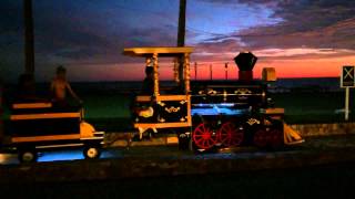Tren eléctrico en paseo nocturno