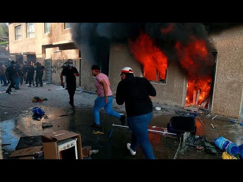 شاهد مليشيات شيعية تضرم النار في مقر الحزب الديمقراطي الكردستاني في بغداد