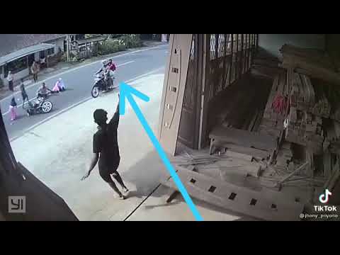 virall kakek nenek bersama cucu nya ditabrak dari samping pas mau nyebrang jalan