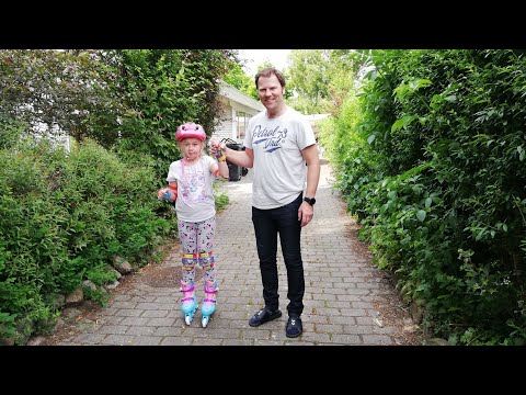 Malle giver sin søster gaver 🎁 Malle prøver at løbe på sine nye In-liners⛸️😱