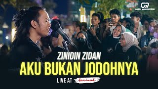 Download lagu ZIDAN NYANYI LAGU FAVORIT SEMUA ORANG!! | AKU BUKAN JODOHNYA (LIVE COVER) | LIVE AT SARINAH!! mp3