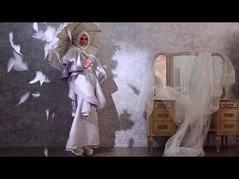 Ayu Dyah Andari - The Swan