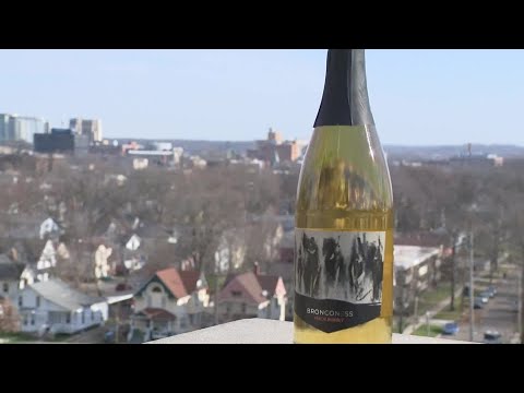 學生們用定製酒為高等教育乾杯 (Students toast to higher education with custom wine)