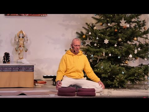 Intermediate Yogastunde "Variationen" mit Kaliprem - Yoga Vidya Live,  07.01.2023, 09:15 Uhr