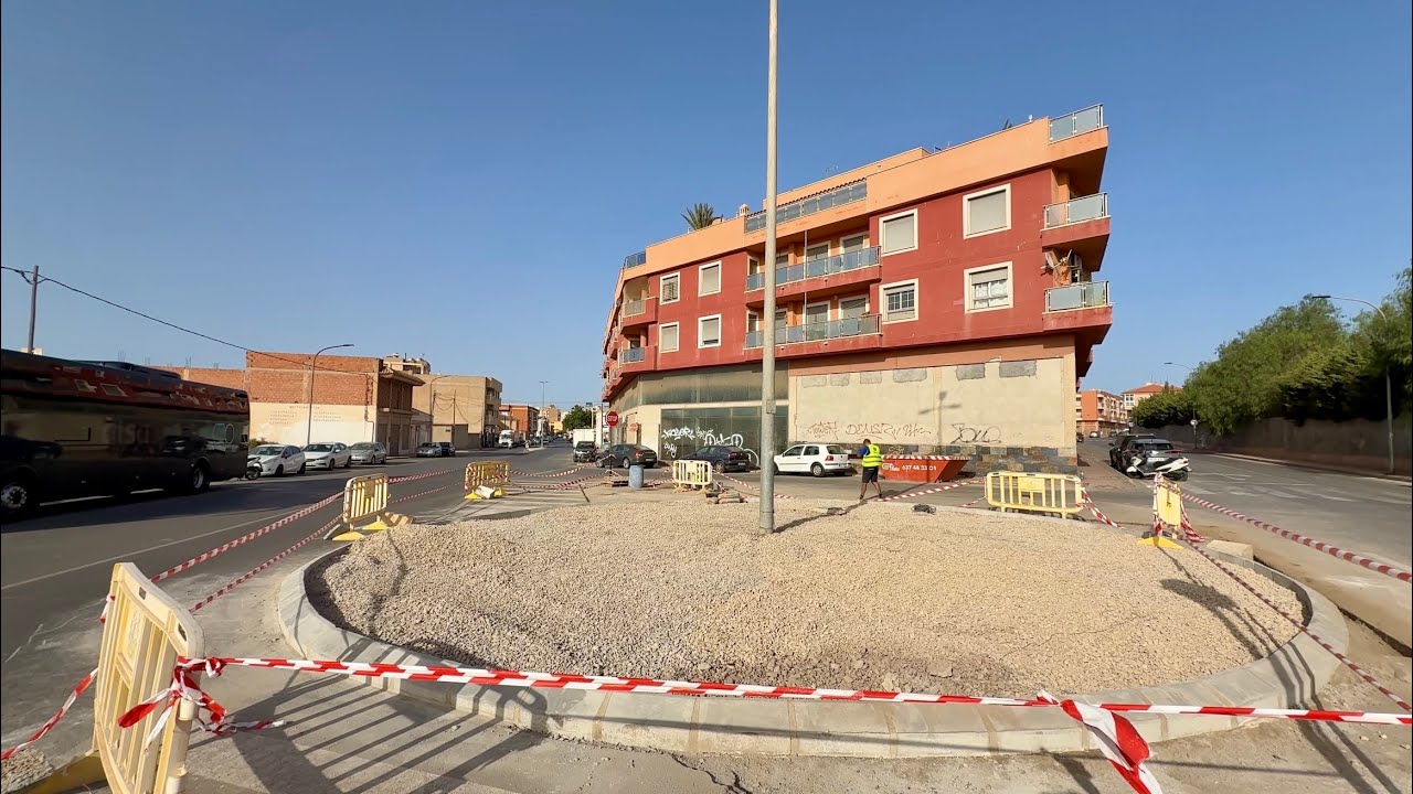El Ayuntamiento de Águilas mejora la seguridad vial en la zona del IES Europa construyendo una nueva rotonda