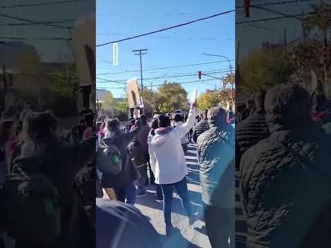 📢 Nutrida marcha en Villa Regina en defensa de la universidad pública