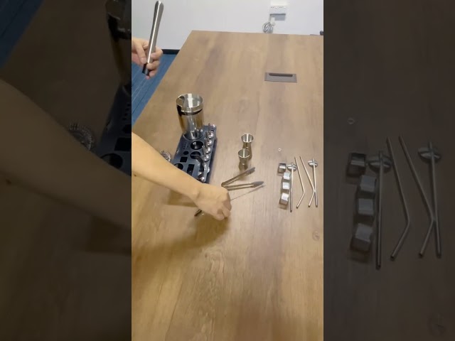 Vídeo relacionado con Coctelera Kit con Soporte, Kit de Coctelera de Acero Inoxidable de 12 Piezas con Cocktail Shaker de 750 ml, Juego de Coctelera Profesional para Bar en Casa, Cocktail Kit Regalos para Papá (Plata)