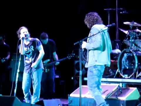 Pearl Jam & Chris Cornell - Hunger Strike (live)