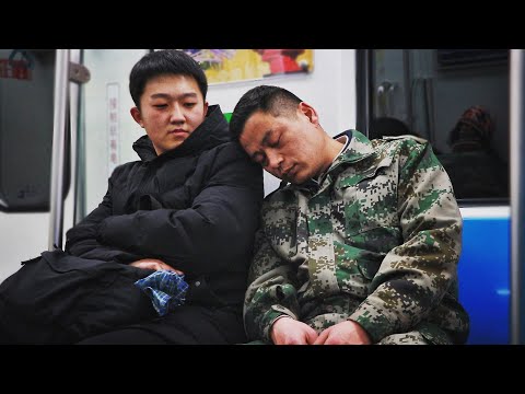 當農民工在地鐵上不小心睡著......