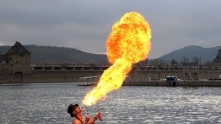 preview picture of video 'Neujahrsschwimmen im eiskalten Edersee'