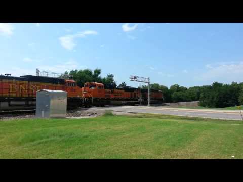 Le wilde SD70ACe in a stack/trailer consist
