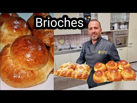 Brioches con tuppo fatte in casa.Brioches e trecce da colazione.Ricetta spettacolare