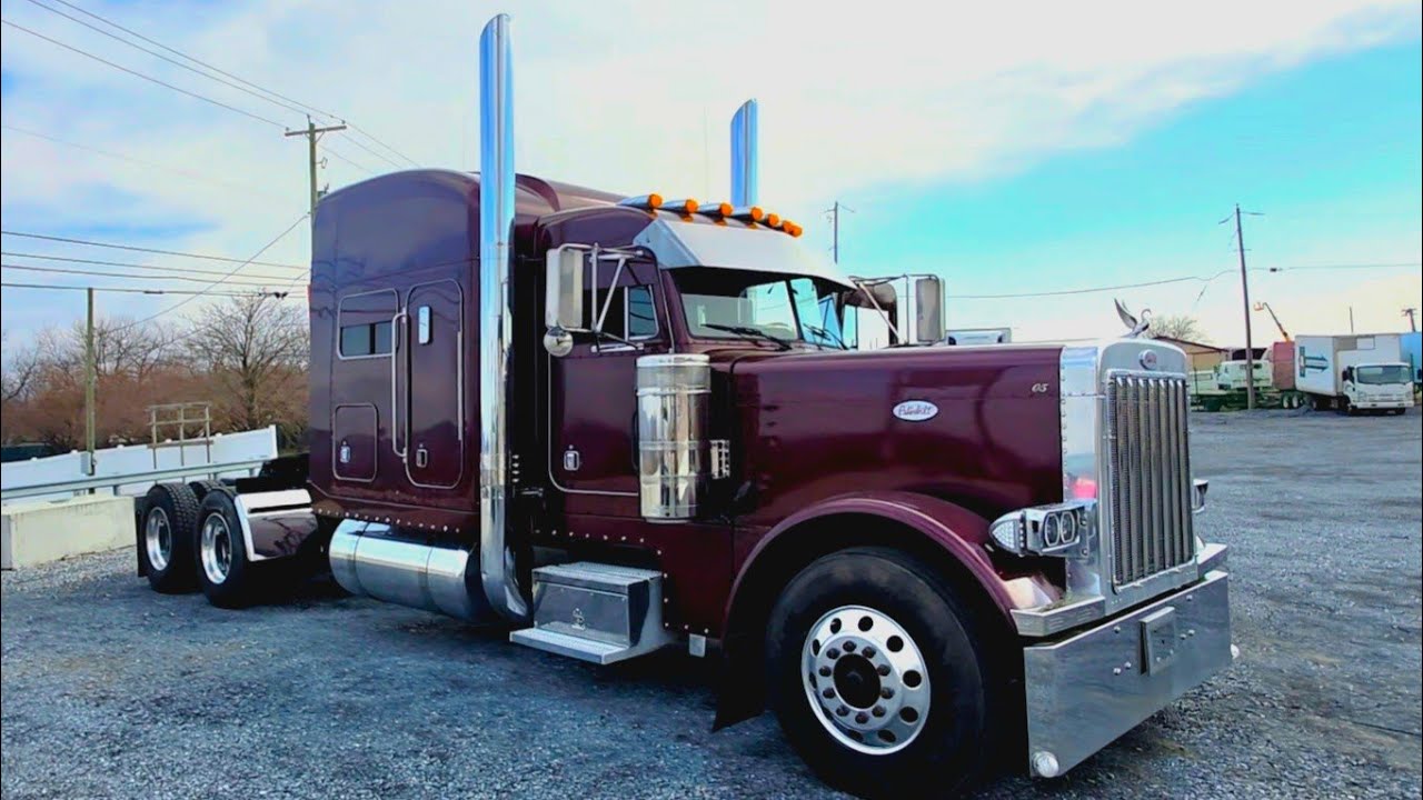 Peterbilt 379EXHD with a unique sleeper #classic #luxury #trucking