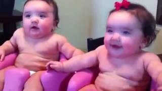Смотреть онлайн Очень забавные дети близнецы