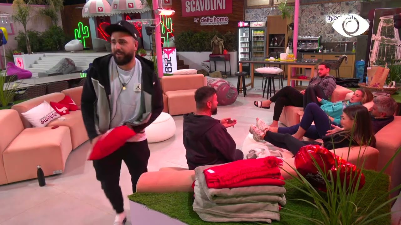 Banorët luajnë me jastëkë