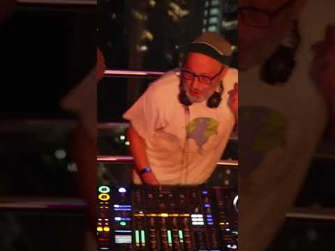 Howie B knows how to get down 🕺 Tune in tonight for a @fabriclondonEC1 special #shorts