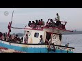 Evakuasi warga rohingya yang terdampar di perairan Aceh Evakuasi warga rohingya yang terdampar di perairan Aceh