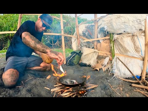 SOLO SURVIVAL - Eating Only What I Find -BUILDING SHELTER WITH NO FOOD NO WATER