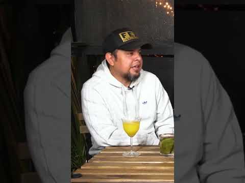 Felix gets spat on during the show 😱 | Par de Tres