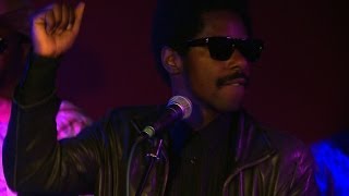 Curtis Harding sings 'Keep on Shining'