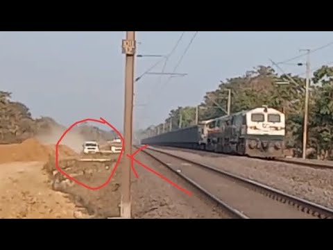 mahindra scorpio vs indian train race😱