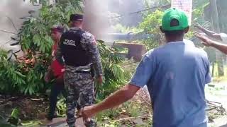 Con quema de neumáticos y basura decenas protestan por desaparición de Emely