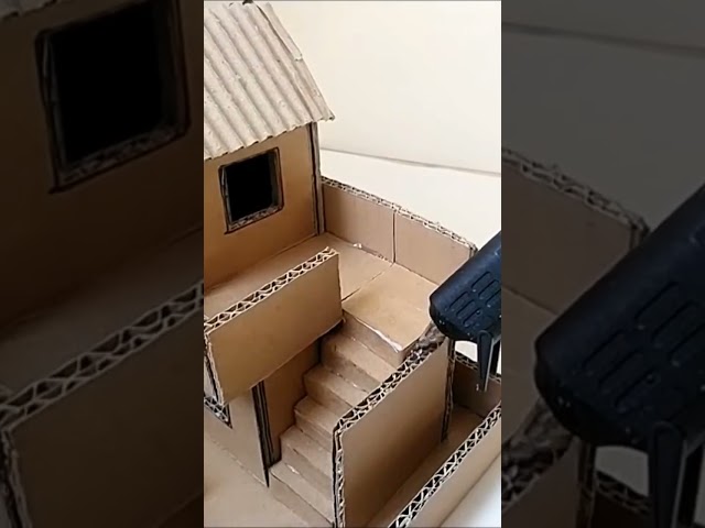 Vídeo relacionado con TinkerPlay Casa de Muñecas Maletín con Muebles Miniatura, Accesorios DIY y 2 Muñecos Flexibles – Dormitorio y Baño – Juego de rol, Regalo de Cumpleaños o Navidad para Niños y Niñas a Partir de 3 Años