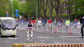 Pekin yarı maratonunda insansı robotlar insanlarla birlikte koştu