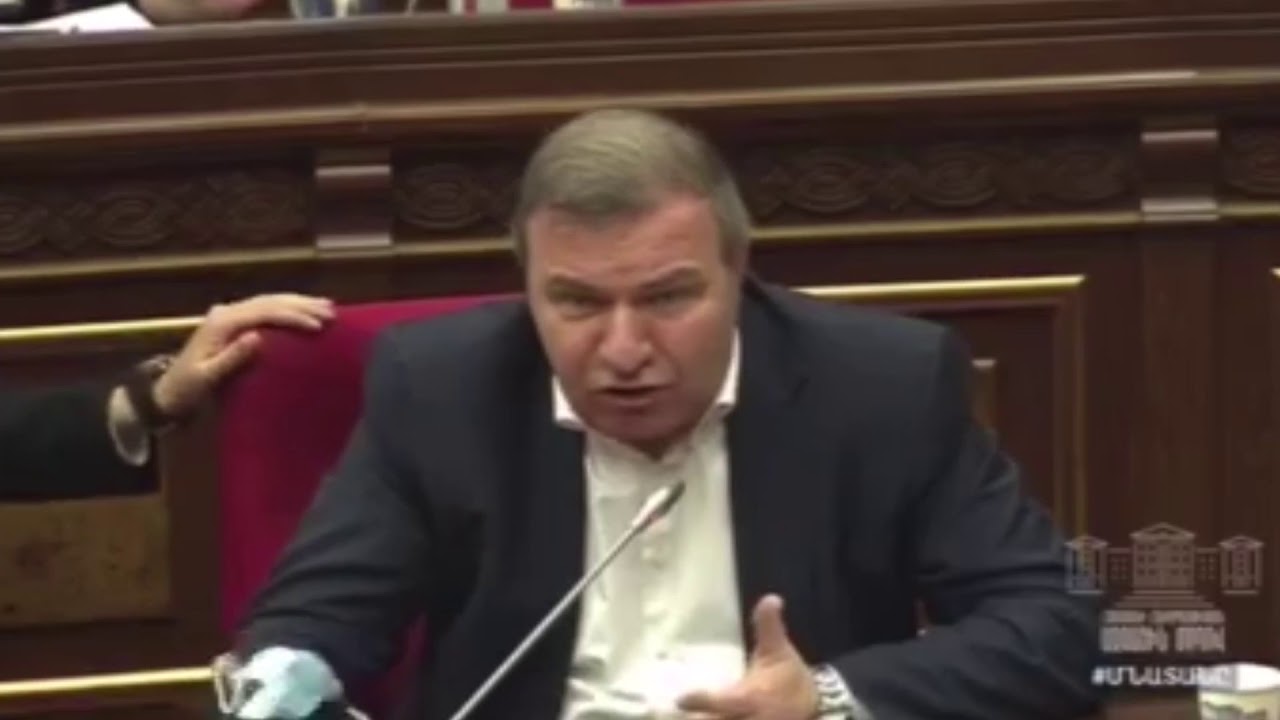 Արման Աբովյանը ԱԺ-ում ձեռքերը մաքրում է Միքայել Մելքումյանի աթոռով