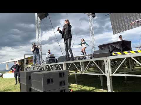 Party 90 Nathalie Aarts (The Soundlovers) - Walking