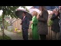Koning Willem-Alexander wandelt door Arnhemse wijk Geitenkamp