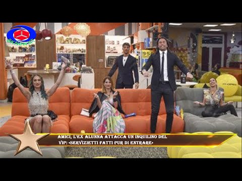 Amici, l'ex alunna attacca un inquilino del  Vip: «Servizietti fatti pur di entrare»