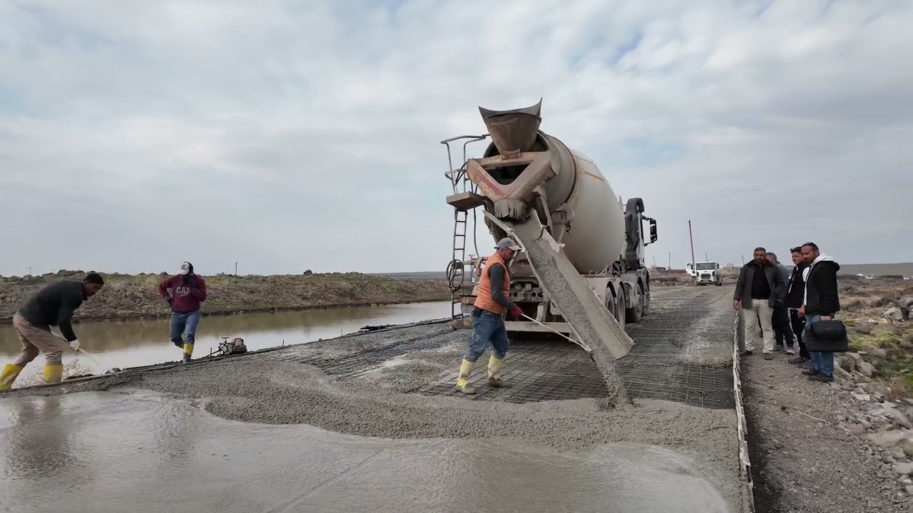 BÜYÜKŞEHİR, SİVEREK’TE BETON YOL ATAĞINI SÜRDÜRÜYOR