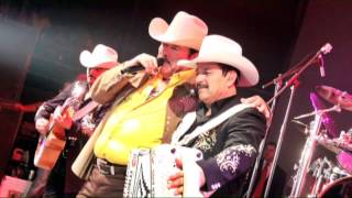 Los Invasores de Nuevo León &#39;El Reencuentro&#39; Vol 2 en Vivo - Bajo Mil Llaves