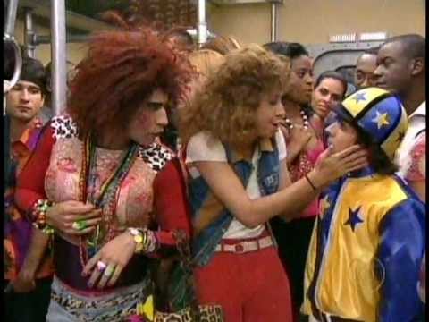 Janete does pole dancing on the Zorra Total subway.