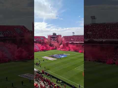 "HISTÓRICO RECIBIMIENTO EN EL LIBERTADORES DE AMERICA. INDEPENDIENTE 1 - RACING 1 / LPF 2025" Barra: La Barra del Rojo &bull; Club: Independiente