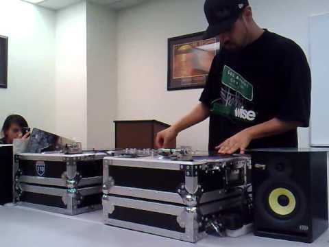 DJ Hectik mid-set