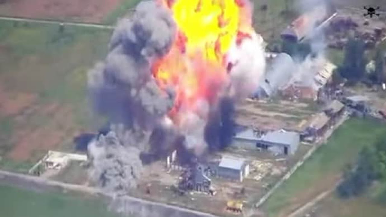SPECTACULAR EXPLOSION AS UKRAINIAN AIRFORCE DESTROYED HOUSES WITH RUSSIAN DRONE OPERATORS || 2025